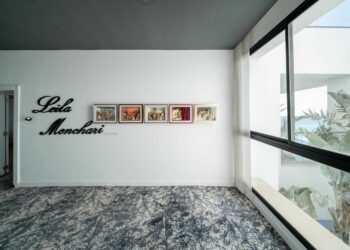 Sinda Belhassen L’artiste qui réinvente la magie Hermès à sa manière