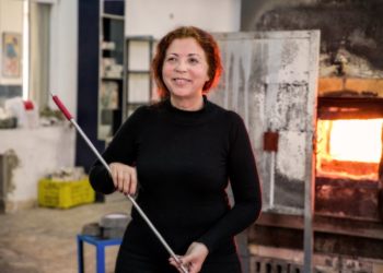 Sadika Keskes au Vitromusée Romont : quand le vitrail se réinvente en volume